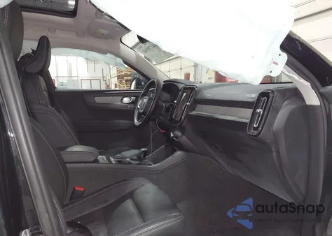 2025 Volvo Xc40 B5 Core Bright Theme z USA, uszkodzony, nr VIN YV4L12UJ5S2596610